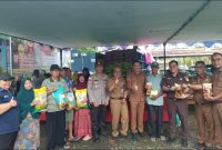 Pemkab Sintang Distribusikan Beras dan Minyak Goreng Murah kepada Warga.(Foto: Kominfo Sintang)