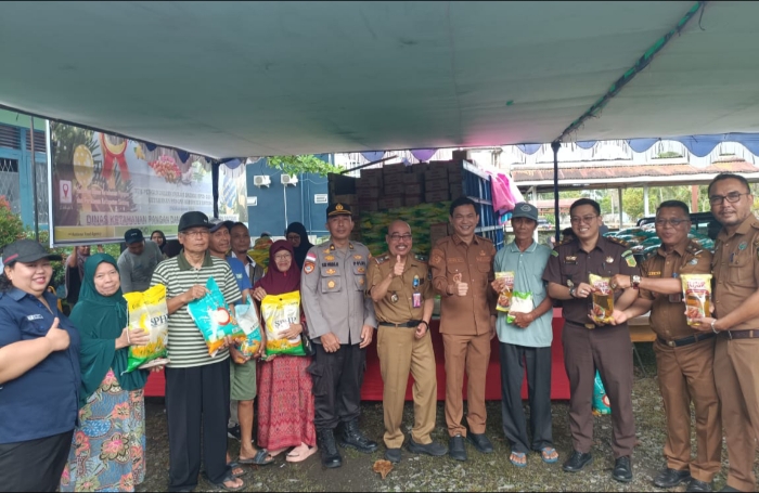 Pemkab Sintang Distribusikan Beras dan Minyak Goreng Murah kepada Warga.(Foto: Kominfo Sintang)