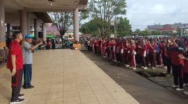 Sekda Sintang Beri Motivasi Pelajar dan Mahasiswa Kesehatan Kapuas Raya di GOR Apang Semangai.(Kominfo Sintang)