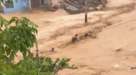 Banjir Bandang Terjang Batu Busuk Padang.(Foto: instagram/infopastiminang_)
