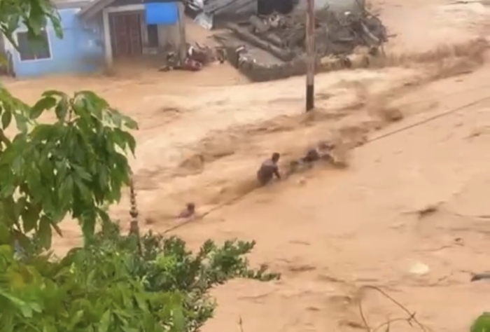 Banjir Bandang Terjang Batu Busuk Padang.(Foto: instagram/infopastiminang_)