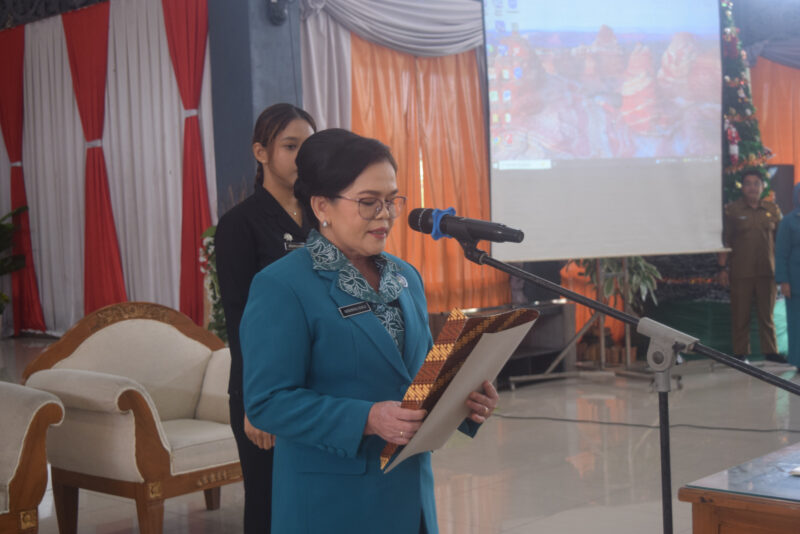 Ketua Tim Penggerak PKK Kabupaten Sintang, Ny. Hermina Bala