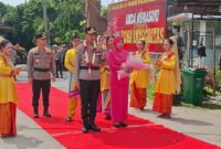 Prosesi Adat Dayak Sambut Kapolresta Pontianak Baru di Mapolresta Pontianak Polda Kalbar