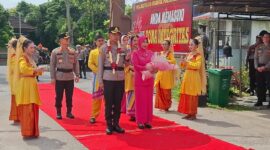 Prosesi Adat Dayak Sambut Kapolresta Pontianak Baru di Mapolresta Pontianak Polda Kalbar