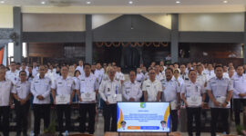 Foto bersama jajaran pejabat Pemerintah Kabupaten Sintang dalam acara Rapat Kerja Evaluasi Kegiatan 2025, Penyerahan DPA 2026, dan Konsultasi Publik RKPD 2027 pada 14 Januari 2026.