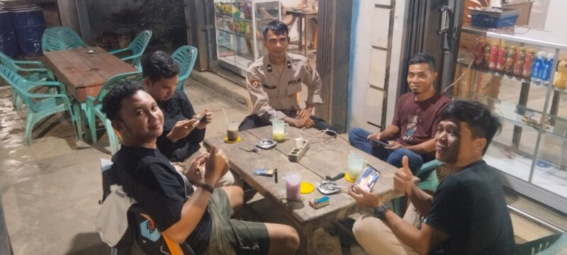 Patroli Malam Berkonsep Humanis, Polisi dan Warga Sengah Temila Jaga Kamtibmas Bersama