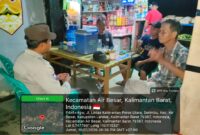 Patroli Malam Humanis Polsek Air Besar, Polisi dan Warga Ngobrol Santai Jaga Kamtibmas
