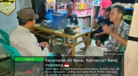 Patroli Malam Humanis Polsek Air Besar, Polisi dan Warga Ngobrol Santai Jaga Kamtibmas