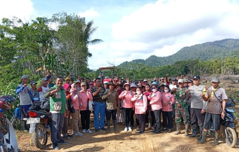 Sinergi TNI dan Petani Sambas, Semai Benih Padi Perdana Dukung Ketahanan Pangan