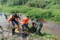 Babinsa Roban Bersihkan Sungai Cegah Banjir