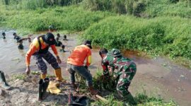 Babinsa Roban Bersihkan Sungai Cegah Banjir
