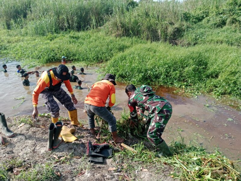 Babinsa Roban Bersihkan Sungai Cegah Banjir