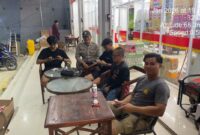 Polisi Duduk Bersama Warga Saat Patroli Malam, Polsek Air Besar Perkuat Kamtibmas