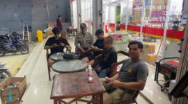 Polisi Duduk Bersama Warga Saat Patroli Malam, Polsek Air Besar Perkuat Kamtibmas