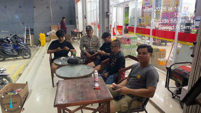Polisi Duduk Bersama Warga Saat Patroli Malam, Polsek Air Besar Perkuat Kamtibmas