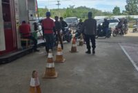 Pantau Antrean BBM, Patroli Siang Polsek Mandor Jaga Kamtibmas