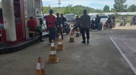 Pantau Antrean BBM, Patroli Siang Polsek Mandor Jaga Kamtibmas