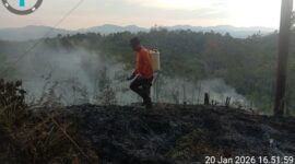 Satgas Polres Melawi Padamkan Karhutla di Km 13, Asap Ganggu Arus Lalu Lintas