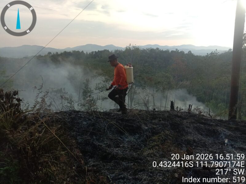 Satgas Polres Melawi Padamkan Karhutla di Km 13, Asap Ganggu Arus Lalu Lintas