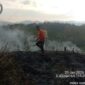 Satgas Polres Melawi Padamkan Karhutla di Km 13, Asap Ganggu Arus Lalu Lintas