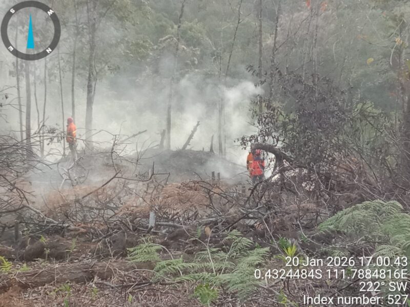 Ground Check Hotspot, Polsek Nanga Pinoh Bersinergi Padamkan Api Lahan