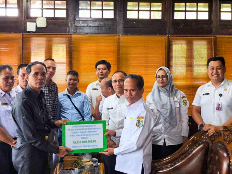 Bupati Sintang Terima Bantuan CSR Rp150 Juta untuk Jembatan Sebungkang