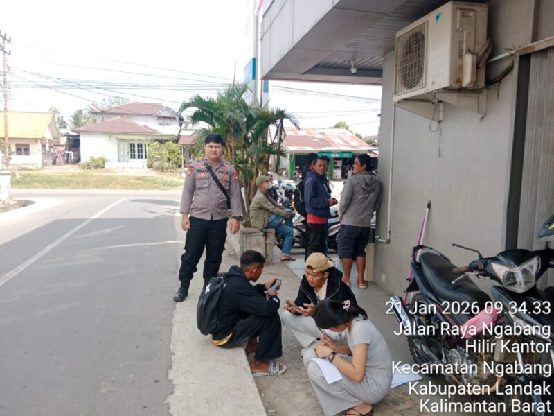 Polsek Ngabang Intensifkan Patroli Rutin, Sampaikan Imbauan Kamtibmas