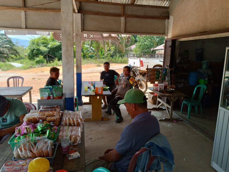 Patroli Siang Polsek Sebangki, Polisi Sambangi Warga dengan Penuh Keakraban