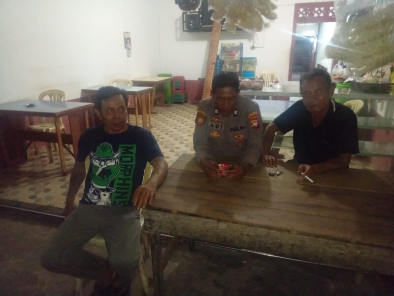 Patroli Malam Polsek Mandor, Polisi Ajak Warga Jaga Keamanan Lingkungan
