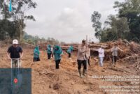 Dukung Ketahanan Pangan, Kapolsek Nanga Tayap Ikut Tanam Jagung Hibrida