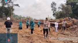 Dukung Ketahanan Pangan, Kapolsek Nanga Tayap Ikut Tanam Jagung Hibrida