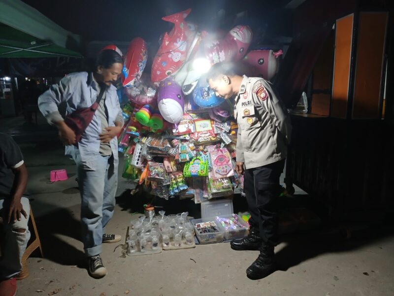 Polisi Patroli Malam di Mandor, Pedagang Mainan dan Toko Jadi Sasaran Pengamanan