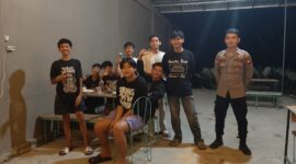 Patroli Malam Humanis, Polsek Mandor Sambangi Warga dan Sampaikan Imbauan