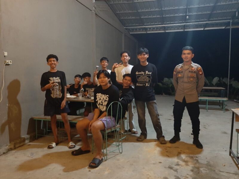 Patroli Malam Humanis, Polsek Mandor Sambangi Warga dan Sampaikan Imbauan