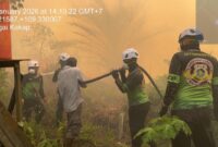 Tim SAR Polda Kalbar Sigap Padamkan Karhutla Dekati Permukiman Warga Kubu Raya