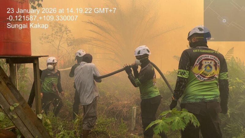 Tim SAR Polda Kalbar Sigap Padamkan Karhutla Dekati Permukiman Warga Kubu Raya