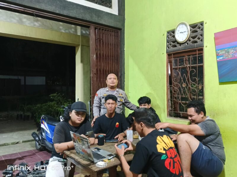 Suasana Akrab Jumat Malam, Polsek Sengah Temila Ajak Warga Jaga Kamtibmas