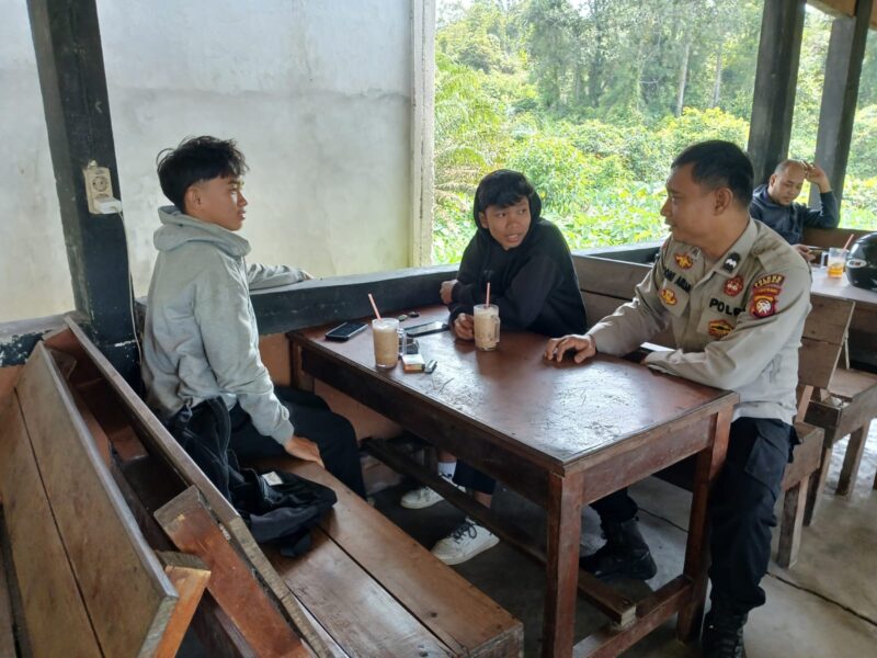 Duduk Bersama Warga, Polsek Mandor Gelar Patroli Siang Dialogis