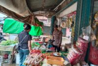 Dengan Senyuman, Polisi Hadir di Tengah Pedagang Meski Hari Libur