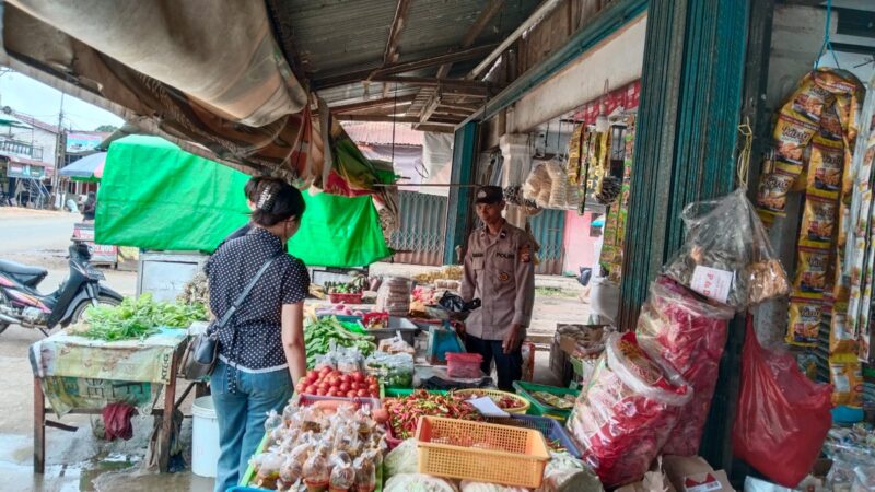 Dengan Senyuman, Polisi Hadir di Tengah Pedagang Meski Hari Libur