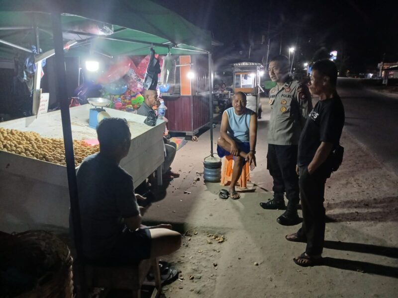 Polisi Hadir di Tengah Warga, Patroli Malam Humanis Polsek Mandor