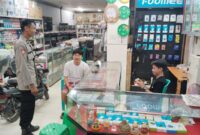 Patroli Malam Polsek Sengah Temila Sambangi Warga dan Pemilik Counter HP