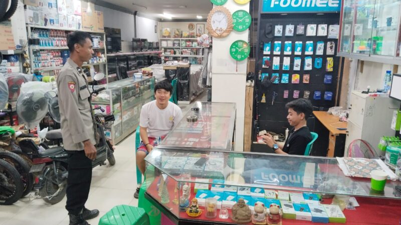 Patroli Malam Polsek Sengah Temila Sambangi Warga dan Pemilik Counter HP