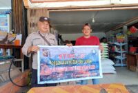 Bhabinkamtibmas Kuala Behe Sosialisasikan Pencegahan Karhutla ke Warga