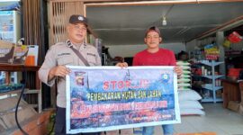 Bhabinkamtibmas Kuala Behe Sosialisasikan Pencegahan Karhutla ke Warga