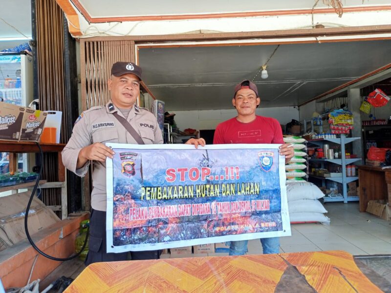 Bhabinkamtibmas Kuala Behe Sosialisasikan Pencegahan Karhutla ke Warga