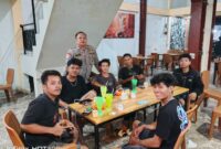 Keindahan Kebersamaan di Malam Hari, Polisi dan Warga Jaga Keamanan Lingkungan