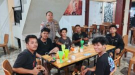 Keindahan Kebersamaan di Malam Hari, Polisi dan Warga Jaga Keamanan Lingkungan