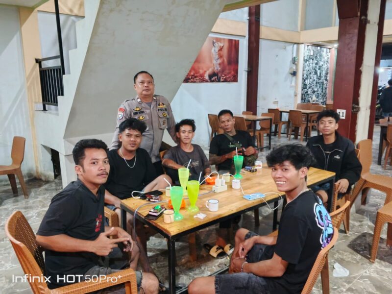 Keindahan Kebersamaan di Malam Hari, Polisi dan Warga Jaga Keamanan Lingkungan