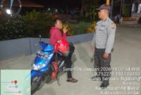 Patroli Malam Polsek Air Besar, Polisi Sambangi Warga Santai di Atas Motor